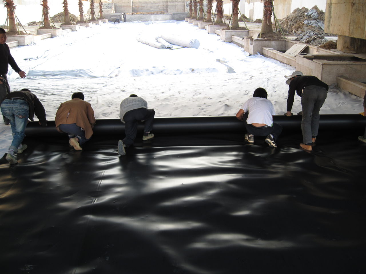 壩坡防浪護坡土工膜施工過程 土工膜價格貴嗎？