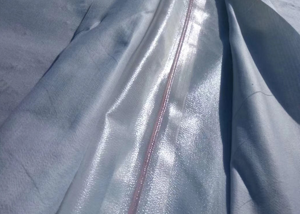 土工膜良好的延展性是否更有利于水庫工程施工？