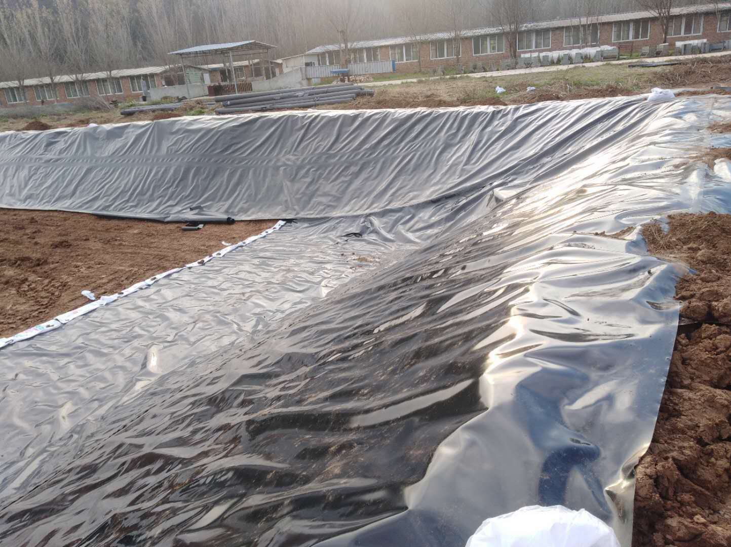 土工膜養(yǎng)殖如何設(shè)置防逃設(shè)施？